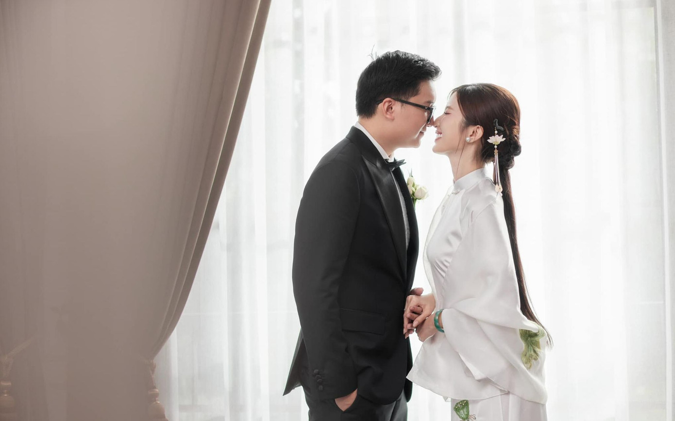 Chú rể Duy Minh diện vest bảnh bao trong khi nữ diễn viên Thương ngày nắng về mặc áo dài truyền thống màu trắng, thêu họa tiết hoa sen.