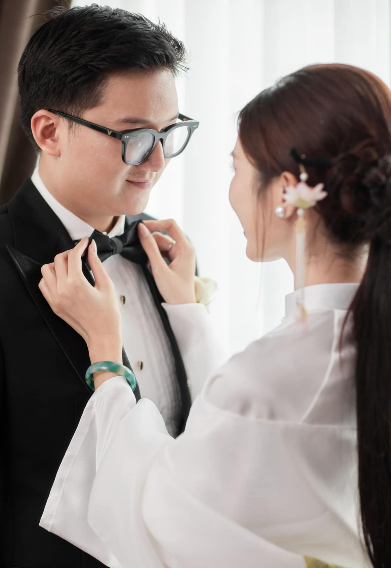 Chú rể Duy Minh sinh năm 2000, trong gia đình có truyền thống làm nghệ thuật. Mẹ anh chính là con gái của nhạc sĩ Quý Dương và cũng là em gái của NSƯT Chí Trung.