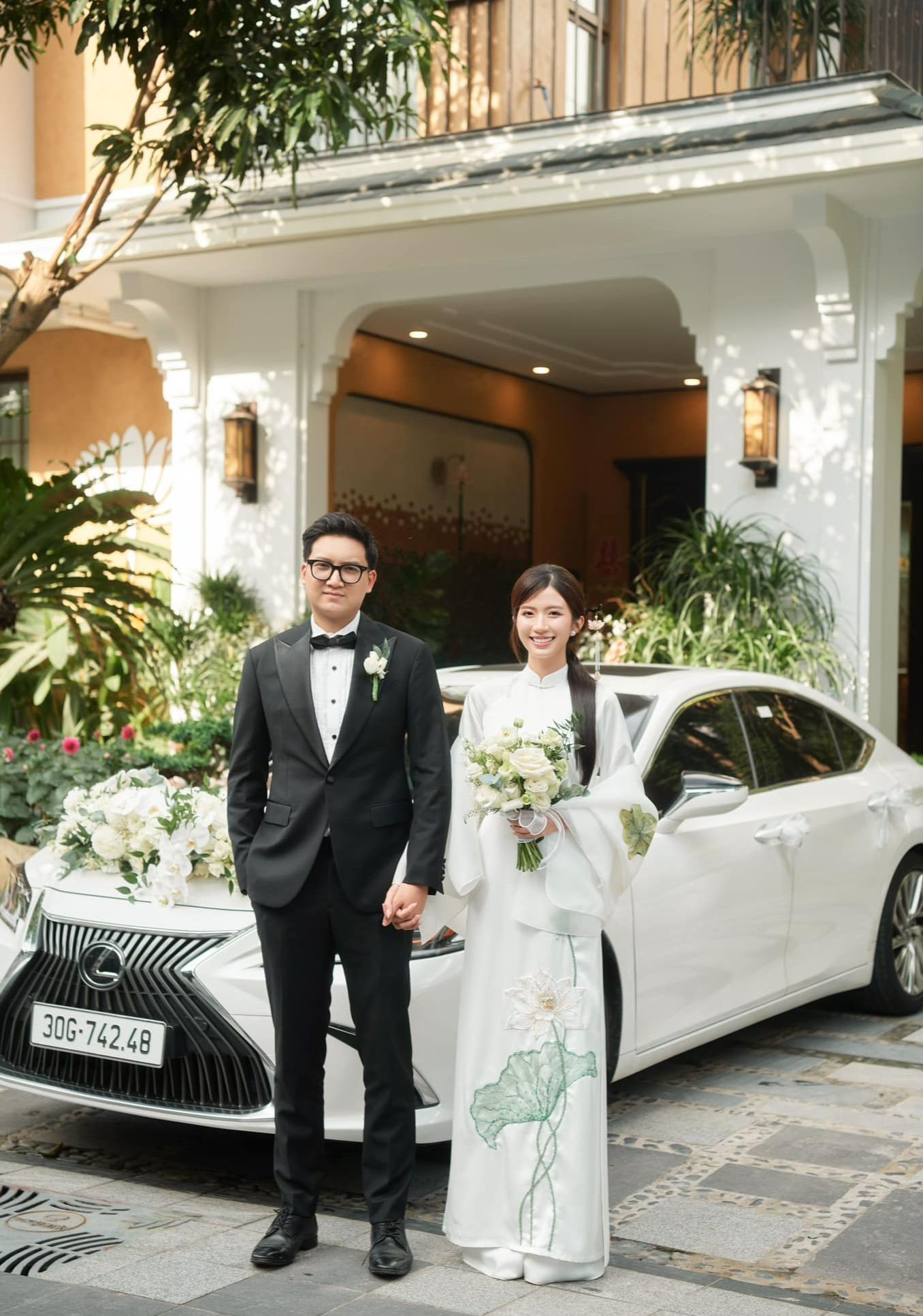 Ngọc Huyền búi tóc một bên kèm trâm cài hoa sen khá đơn giản nhưng nền nã.