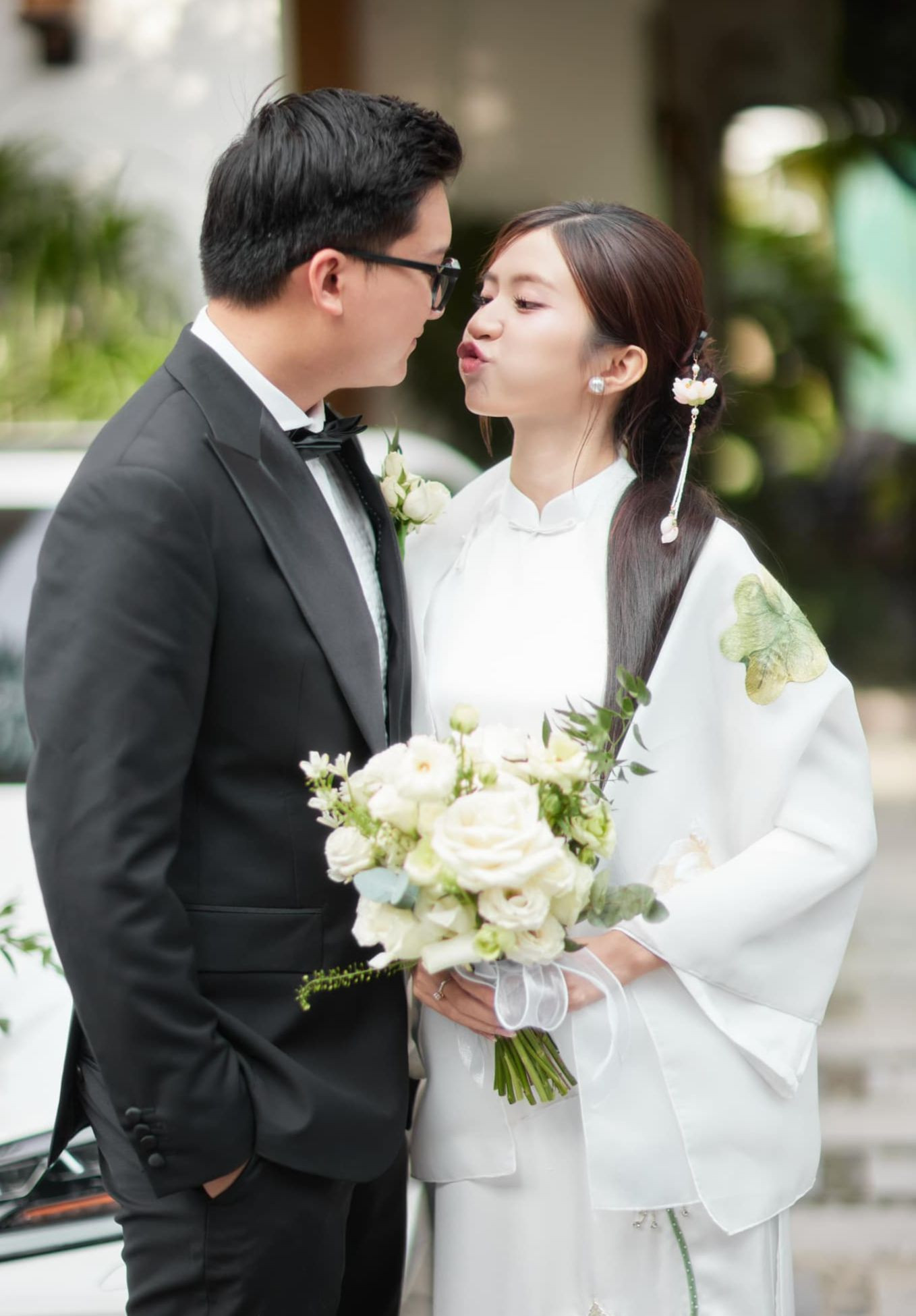 Ngọc Huyền sinh năm 1999, là diễn viên tay ngang. Cô tốt nghiệp khoa Thiết kế thời trang của Đại học Mỹ thuật Công nghiệp và tình cờ bén duyên từ vai Vân Vân trong bộ phim Thương ngày nắng về.