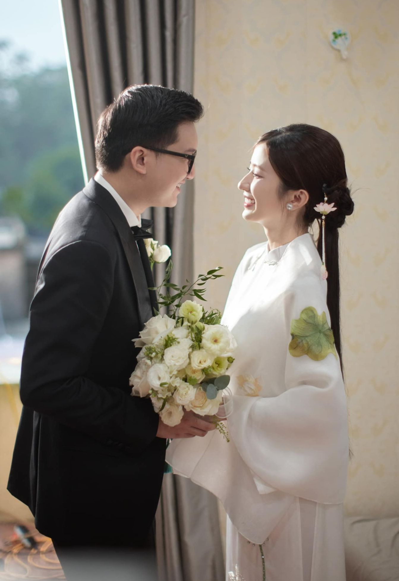 Chú rể Duy Minh sinh năm 2000, trong gia đình có truyền thống làm nghệ thuật. Mẹ anh chính là con gái của nhạc sĩ Quý Dương và cũng là em gái của NSƯT Chí Trung.