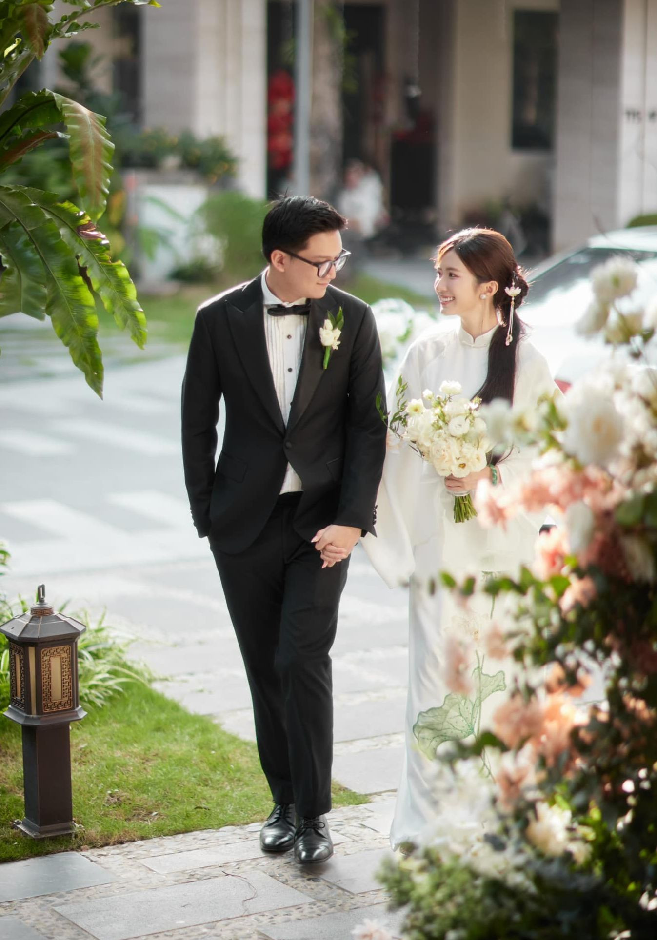 Ngọc Huyền búi tóc một bên kèm trâm cài hoa sen khá đơn giản nhưng nền nã.