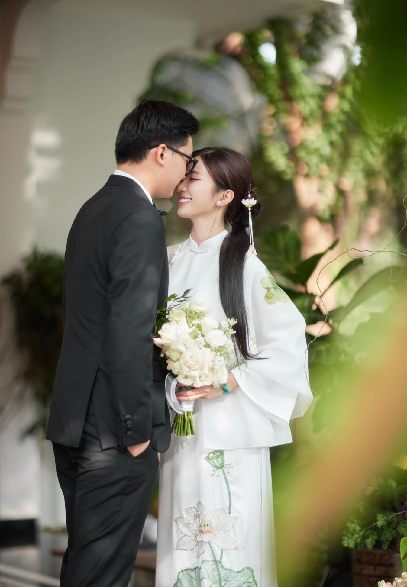 Ngọc Huyền sinh năm 1999, là diễn viên tay ngang. Cô tốt nghiệp khoa Thiết kế thời trang của Đại học Mỹ thuật Công nghiệp và tình cờ bén duyên từ vai Vân Vân trong bộ phim Thương ngày nắng về.