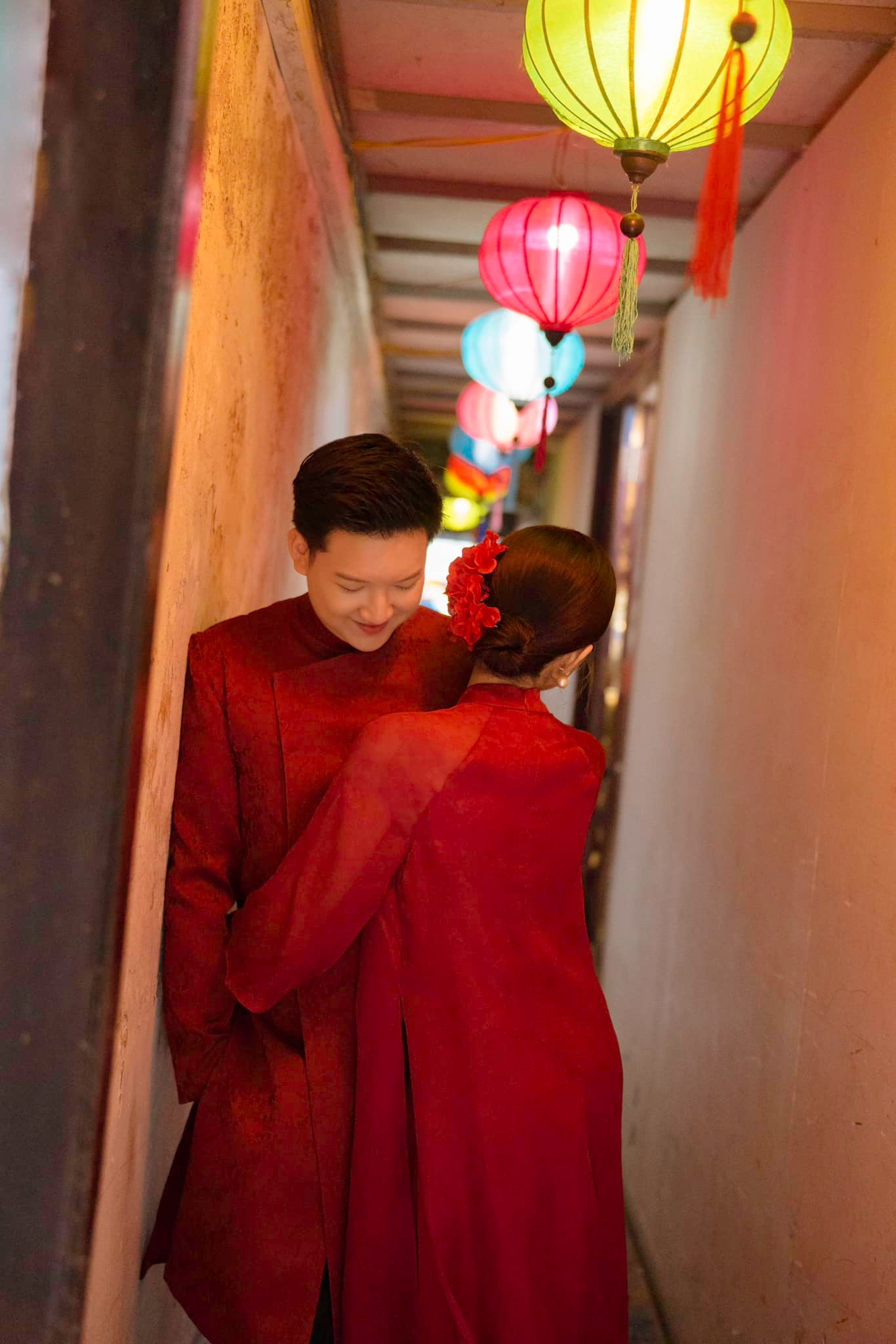 Ngọc Huyền tiết lộ cô được bạn trai cầu hôn trong bối cảnh khá đơn giản. Đó là khi nữ diễn viên vừa hoàn thành một buổi quay phim, từ trang phục đến đầu tóc đều không tươm tất. Cô gật đầu đồng ý khi thấy được sự chân thành của nửa kia.