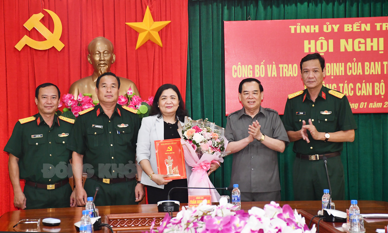 Chủ tịch UBND tỉnh Trần Ngọc Tam trao quyết định và tặng hoa cho Quyền Bí thư Tỉnh ủy - Chủ tịch HĐND tỉnh Hồ Thị Hoàng Yến.