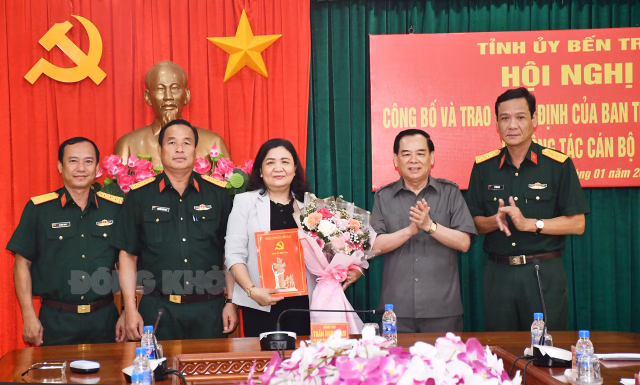 Chủ tịch UBND tỉnh Trần Ngọc Tam trao quyết định và tặng hoa cho Quyền Bí thư Tỉnh ủy - Chủ tịch HĐND tỉnh Hồ Thị Hoàng Yến.