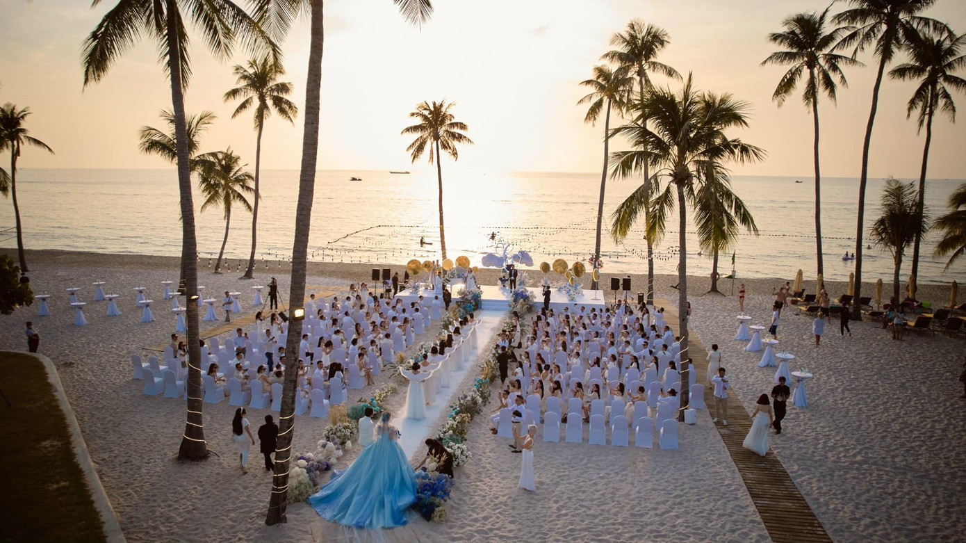 Bên cạnh đó, toàn bộ không gian tiệc cưới cũng được lên ý tưởng và thiết kế theo chính tên của cô dâu "Thanh Vân".