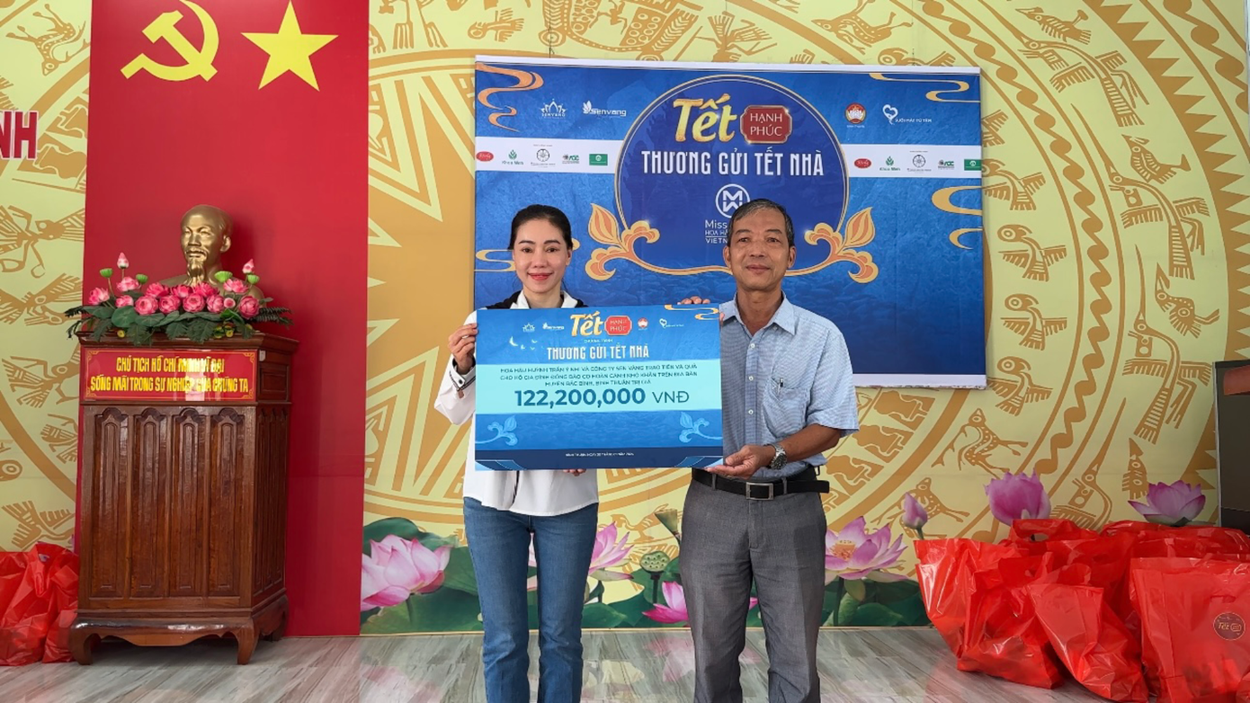 Thay mặt Hoa hậu Ý Nhi, bà Phạm Kim Dung trao những phần quà Tết đến với bà con có hoàn cảnh khó khăn trên địa bàn huyện Bắc Bình.