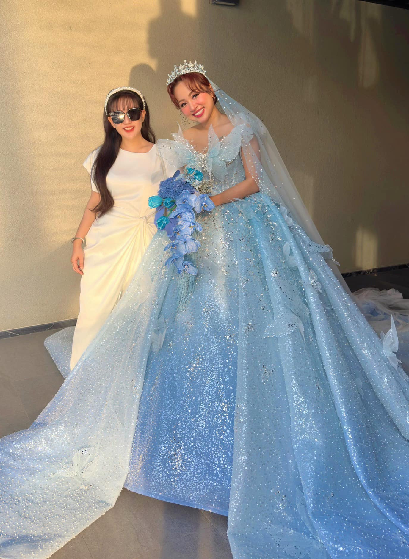 Váy cưới của Vân Hugo làm từ hơn 200 m vải với tà váy xếp li và sức nặng gần 12 kg. NTK Phạm Đăng Anh Thư và ê-kíp đã bỏ ra hơn 1.000 giờ làm việc để hoàn thiện chiếc váy cưới này.