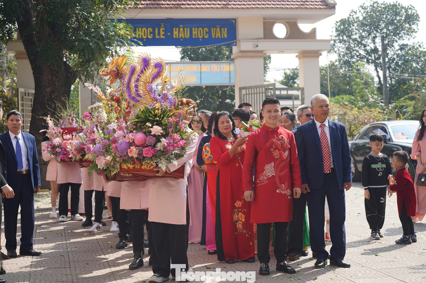Sáng 1/1/2024, lễ ăn hỏi của cầu thủ Nguyễn Quang Hải và bạn gái Chu Thanh Huyền diễn ra. Gia đình Quang Hải chuẩn bị 9 tráp lễ được trang trí cầu kỳ để mang sang nhà gái.