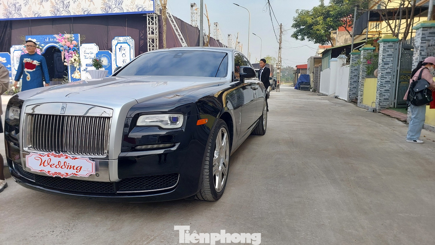 Rolls-Royce Ghost màu đen đời 2015 có giá khoảng 15 tỷ đồng.