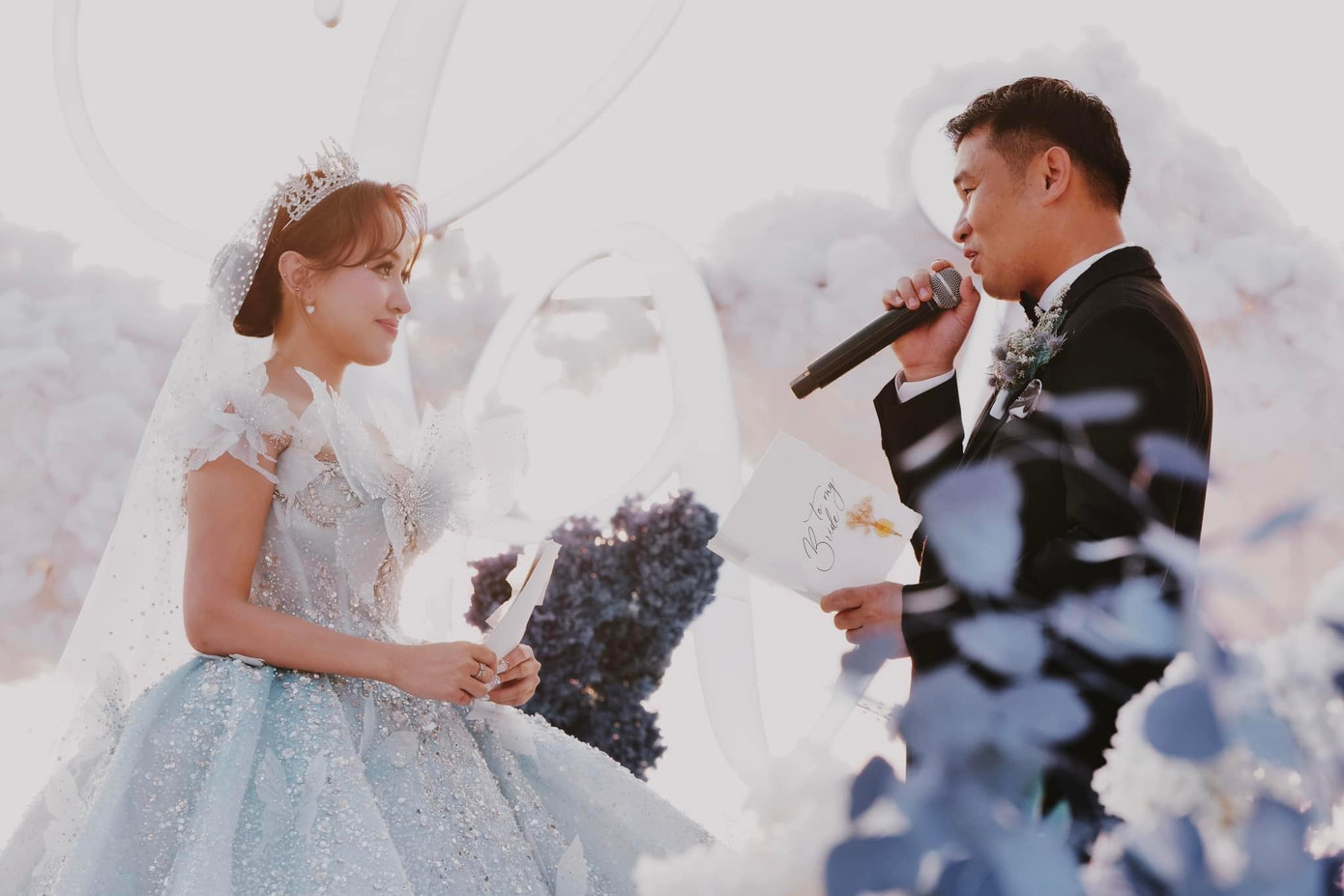 Sau nhiều lần trì hoãn vì dịch bệnh, đám cưới Vân Hugo và doanh nhân Đặng Cường diễn ra ngày 6/1 tại Phú Quốc.