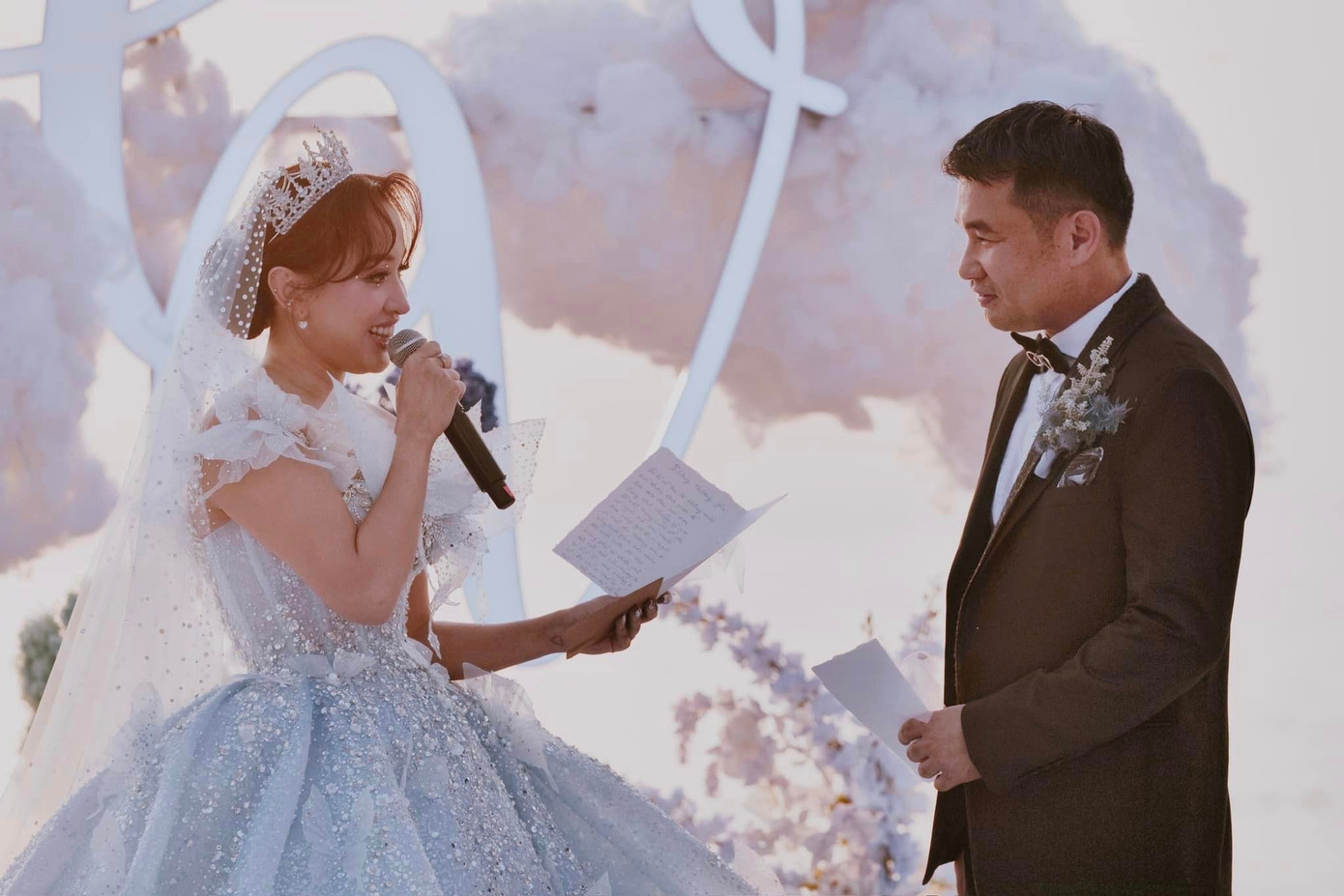 Trong đám cưới, Vân Hugo bật khóc khi đọc lời thề nguyện. Cô chia sẻ: "Thời gian để đưa anh đến với em đúng như những gì em đã viết trong cuốn sổ ước về người em muốn được cùng già đi, người sẽ mãi mãi yêu thương và sống hạnh phúc bên em đến cuối cuộc đời này. Không phải tự nhiên tên viết tắt của hai chúng ta lại là "C - V" như là chồng và vợ, đó chỉ có thể là ý trời. Và em là người rất thuận theo tự nhiên…