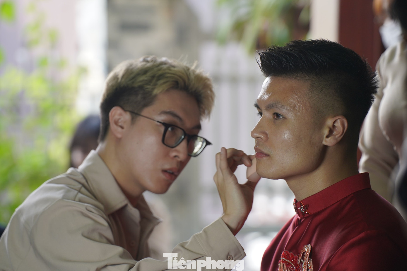 Chú rể Quang Hải được chỉnh trang trước khi xuất phát sang nhà gái để làm lễ ăn hỏi. Trước đó, anh có buổi tập đầu tiên ở VFF vào ngày 31/12/2023 để duy trì thể lực. Chiều cùng ngày, Quang Hải được HLV cho về sớm chuẩn bị công việc cá nhân.