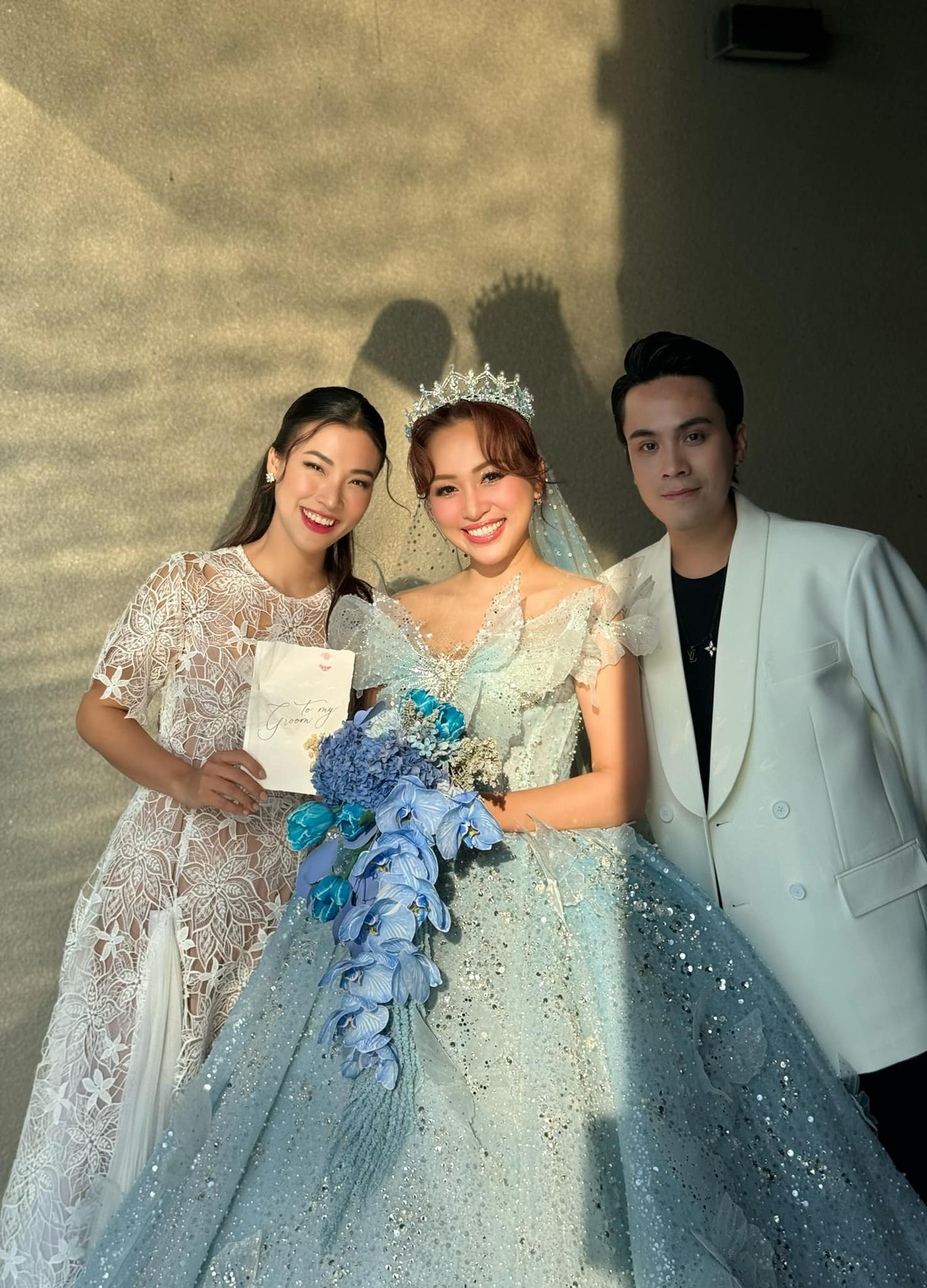 Trong đó, Thái Dũng và Hoàng Oanh đảm nhận vị trí MC của hôn lễ. Cả hai cũng là người bạn thân thiết với Vân Hugo.