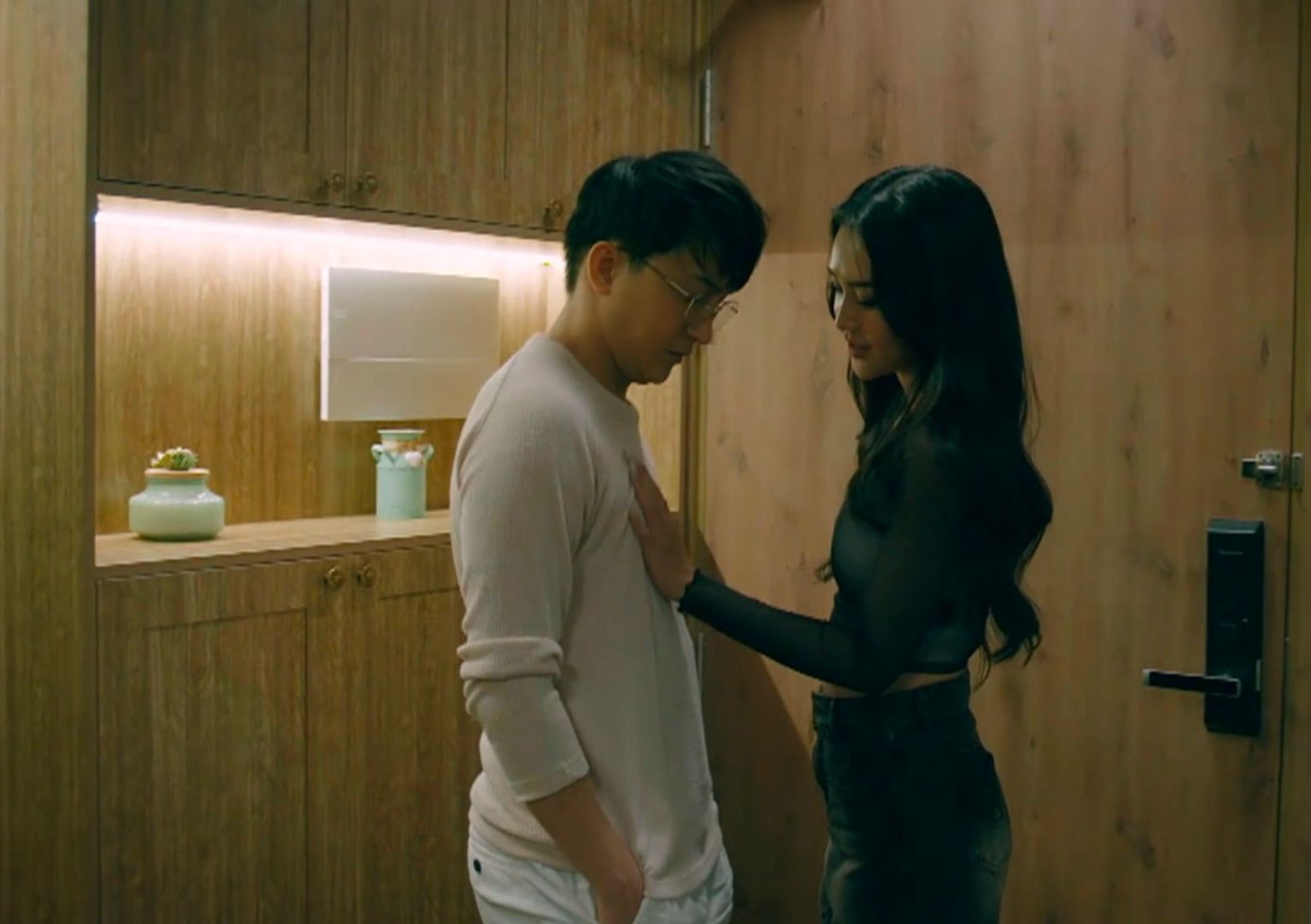 Cảnh ngoại tình trong phim Chúng ta của 8 năm sau gây tranh cãi.