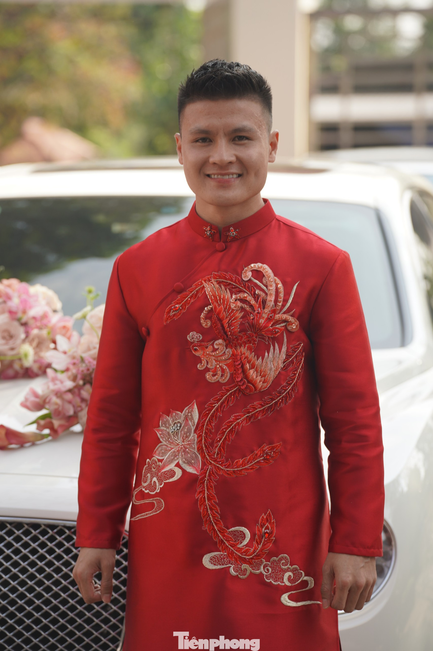 Quang Hải di chuyển từ nhà trai tại làng Đường Nhạn, xã Xuân Nộn, huyện Đông Anh sang nhà gái ở xã Kim Sơn, thị xã Sơn Tây bằng siêu xe Bentley. Chia sẻ với Tiền Phong, đại diện showroom cho thuê xe cho biết hai siêu xe Quang Hải sử dụng trong lễ ăn hỏi có giá khoảng 25 tỷ đồng.