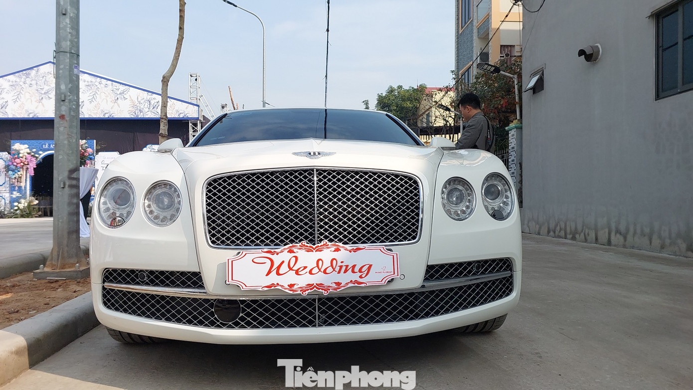 Cận cảnh siêu xe Bentley Flying Spur được dùng làm xe hoa.
