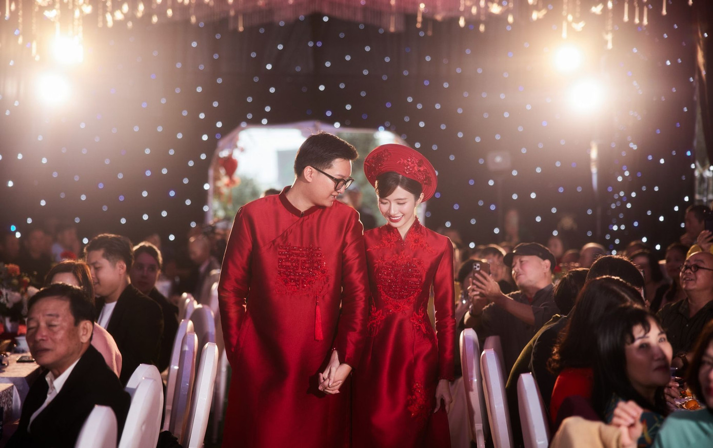 Cô dâu, chú rể mặc áo dài đỏ truyền thống trong ngày trọng đại. Cô dâu, chú rể mặc áo dài đỏ truyền thống trong ngày trọng đại.