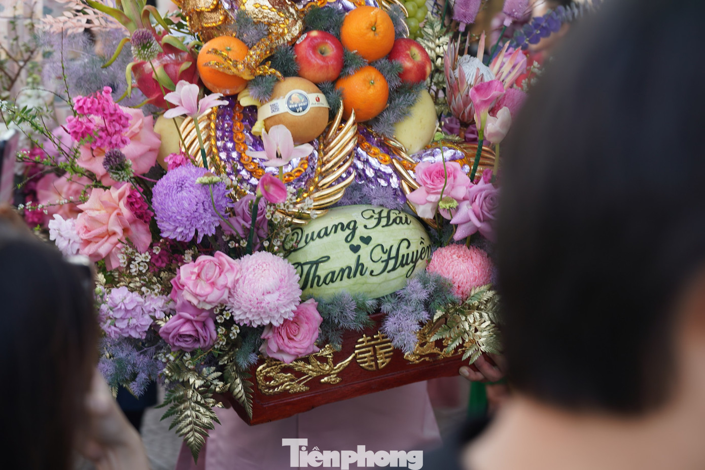 Lễ vật ăn hỏi được Quang Hải chuẩn bị kỹ lưỡng. Được biết, Quang Hải chuẩn bị sẵn các tráp ăn hỏi dát vàng, trong đó có tráp rồng phượng được đính 700 viên đá. Lễ ăn hỏi của Quang Hải cũng quy tụ dàn bê tráp là những TikToker có tiếng như Đặng Nam Hải Triều, Phúc Thành, David Vinh…