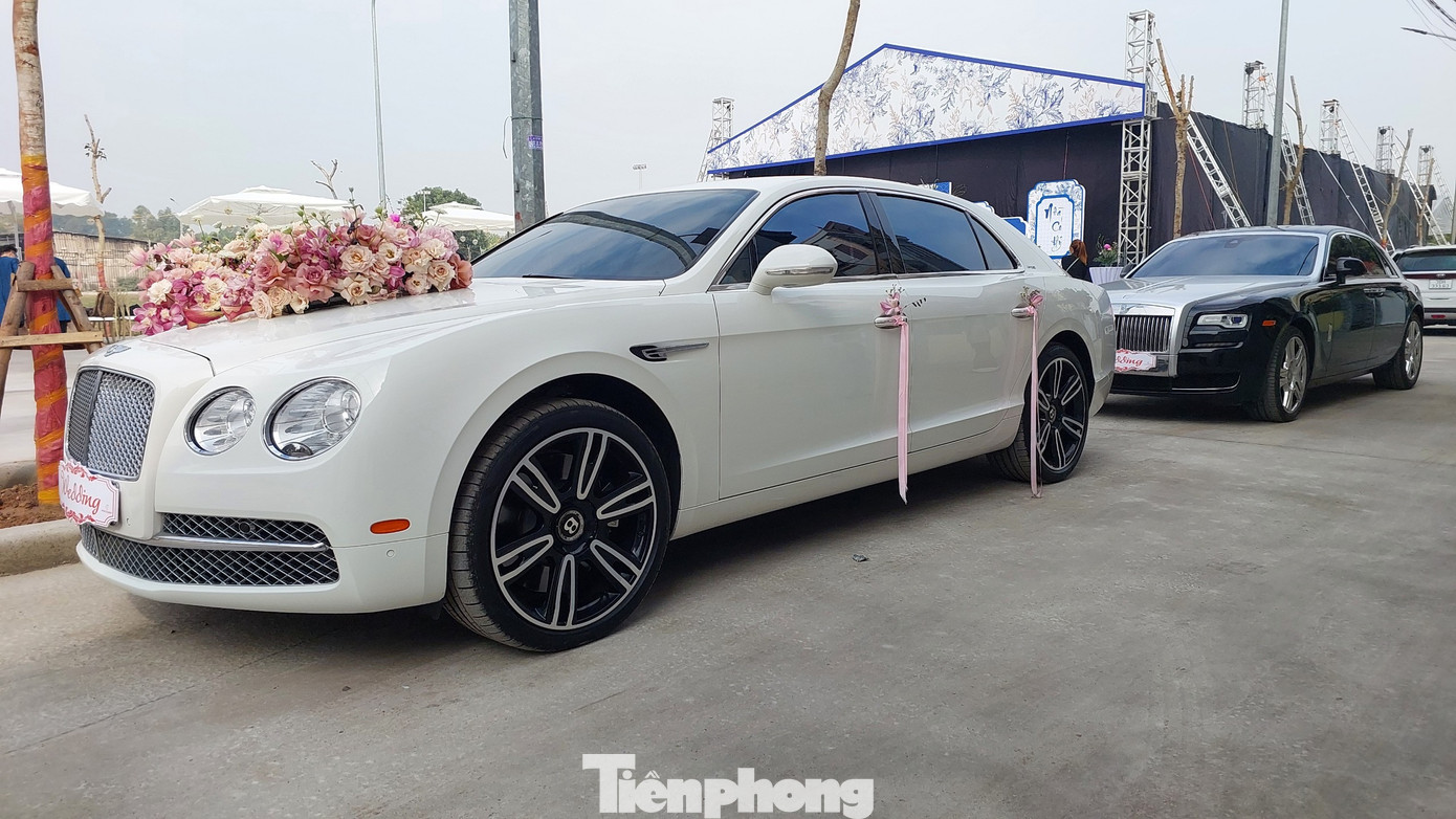 Sáng 1/1/2024, lễ ăn hỏi của Quang Hải và hot girl Chu Thanh Huyền diễn ra tại quê nhà của cả hai. Đúng 10h, Quang Hải cùng họ nhà trai xuất phát sang nhà gái ở xã Kim Sơn, Sơn Tây.