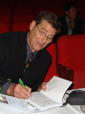  Bruce Weigl ký tặng Sau mưa thôi nã đạn 