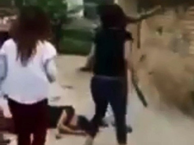 Sau khi bị chém, nạn nhân gục ngay tại chỗ (Ảnh cắt từ clip)