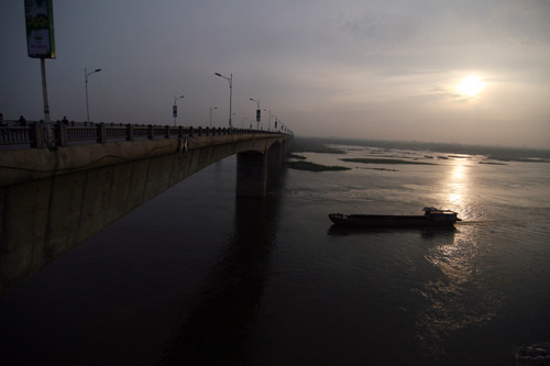 Đến 6h15, hiện tượng này chấm dứt, mây mù hoàn toàn che lấp mặt trời.