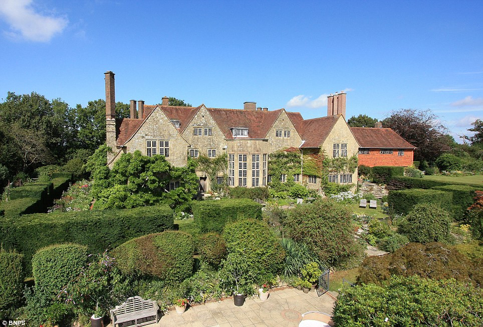Ngôi biệt thự được xây dựng vào năm 1902 bởi kiến trúc sư Sir Edwin Lutyens và là tài sản của vùng Thakeham, phía tây Sussex, Anh
