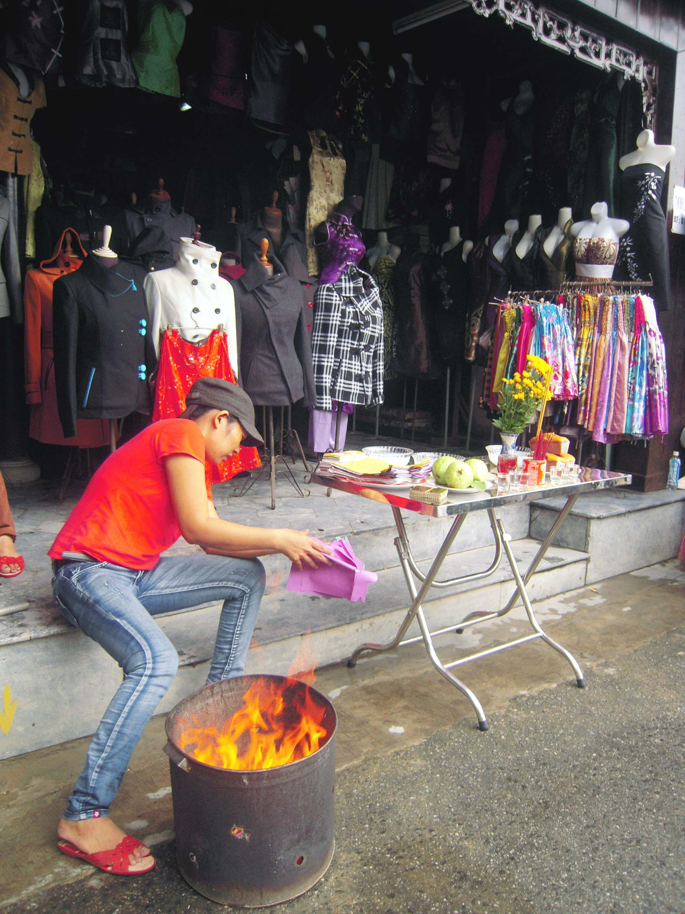 Sau khi dọn xong lũ, nhiều gia đình cúng rằm