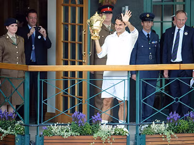  Roger Federer có cơ hội nâng cao chiếc cúp Wimbledon lần thứ tám?. ảnh: Wimbledon.com