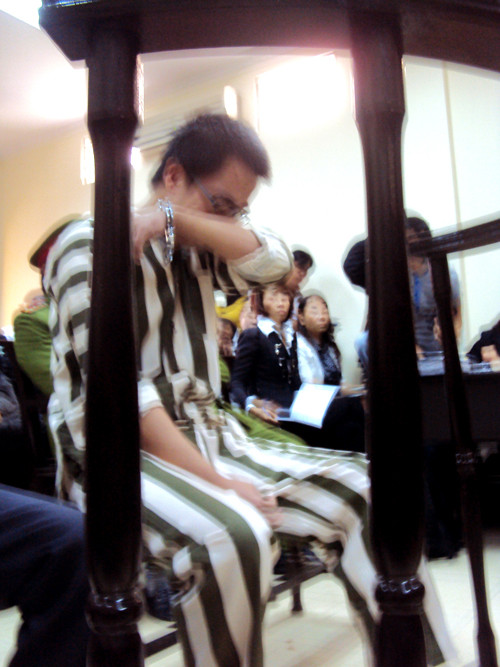 Nguyễn Đức Nghĩa bật khóc tạo phiên tòa sáng nay (11-11) khi biết tin bố qua đời vì tai nạn giao thông