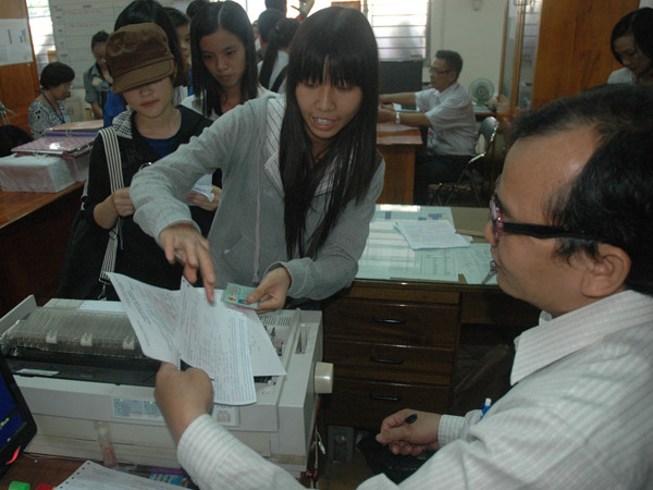 Thí sinh đến chỉnh sửa sai sót trong giấy báo thi tại trường ĐH Sư phạm TPHCM Ảnh: Q.P