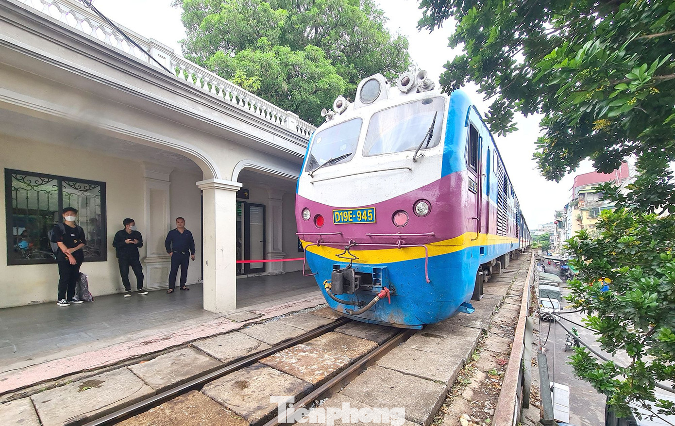 Thị phần vận tải khách của đường sắt ngày càng thấp so với các loại phương tiện giao thông khác (Ảnh: H.Việt).