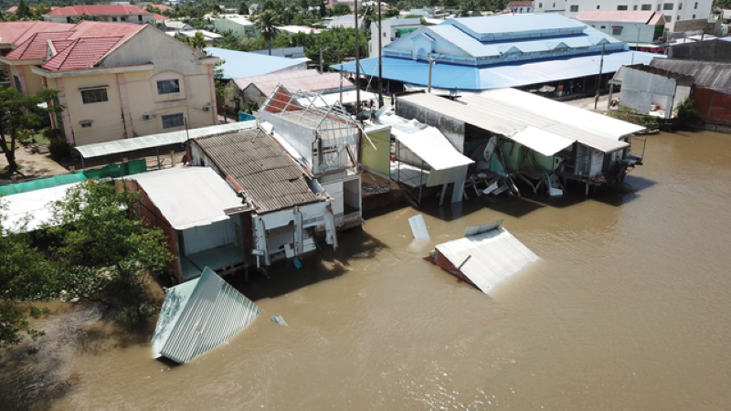 Sạt lở bờ sông Trà Ôn - một nhánh của sông Hậu tại huyện Trà Ôn, tỉnh Vĩnh Long hôm 12/6 vừa qua, làm 8 nhà dân bị kéo xuống sông.