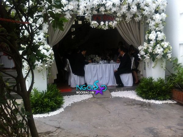 Gam trắng chủ đạo cho căn hộ với dàn hoa kết trước cổng vào nhà