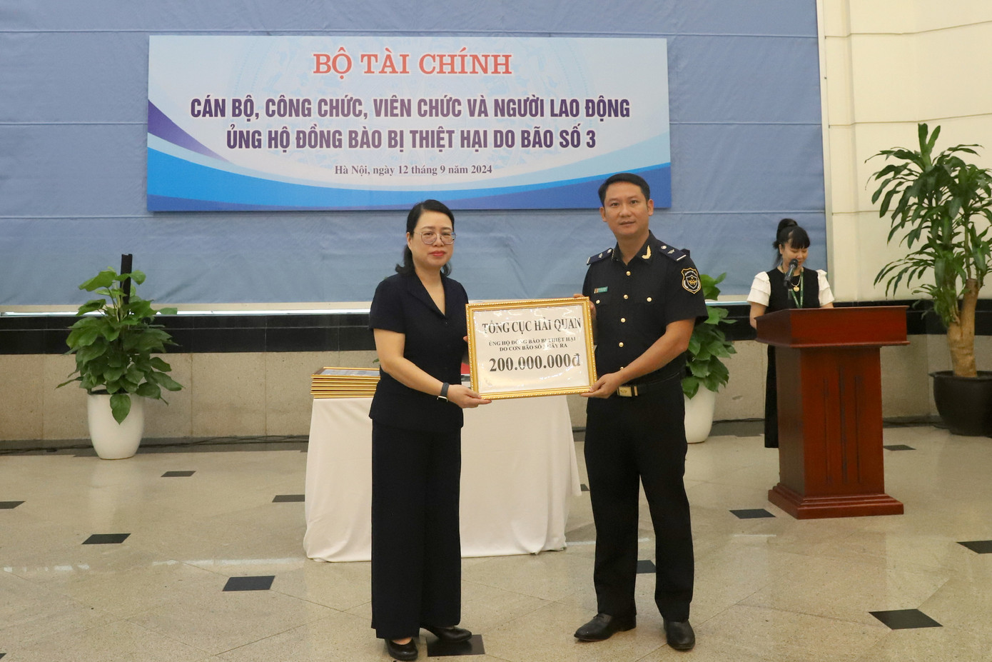 Các cán bộ, công chức, viên chức, người lao động Tổng cục Hải quan ủng hộ tại lễ phát động Các cán bộ, công chức, viên chức, người lao động Tổng cục Hải quan ủng hộ tại lễ phát động