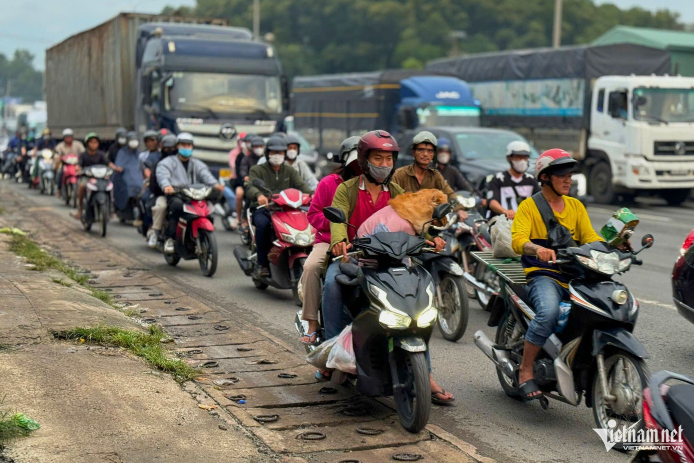 Cao tốc TPHCM - Long Thành tạm đóng, nghìn ô tô 'rồng rắn' trên quốc lộ 51 ảnh 3 Cao tốc TPHCM - Long Thành tạm đóng, nghìn ô tô 'rồng rắn' trên quốc lộ 51 ảnh 3
