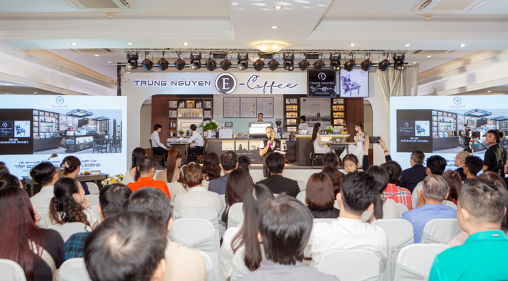 Lễ ra mắt mô hình Trung Nguyên E-Coffee phiên bản 2024 – “Cộng đồng 3 nền văn minh cà phê – Tinh hoa hội tụ” thu hút đông đảo khách hàng, đối tác đến tham gia trải nghiệm, tìm hiểu.
