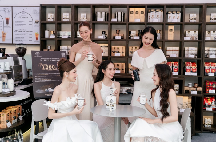 Hoa hậu Bảo Ngọc, Hoa hậu Thanh Thủy, Á hậu Ngọc Hằng, Á hậu Ngọc Thảo, Họa sĩ – Nhà thiết kế Anh Thư trải nghiệm những ly cà phê năng lượng tuyệt ngon tại không gian Trung Nguyên E-Coffee.