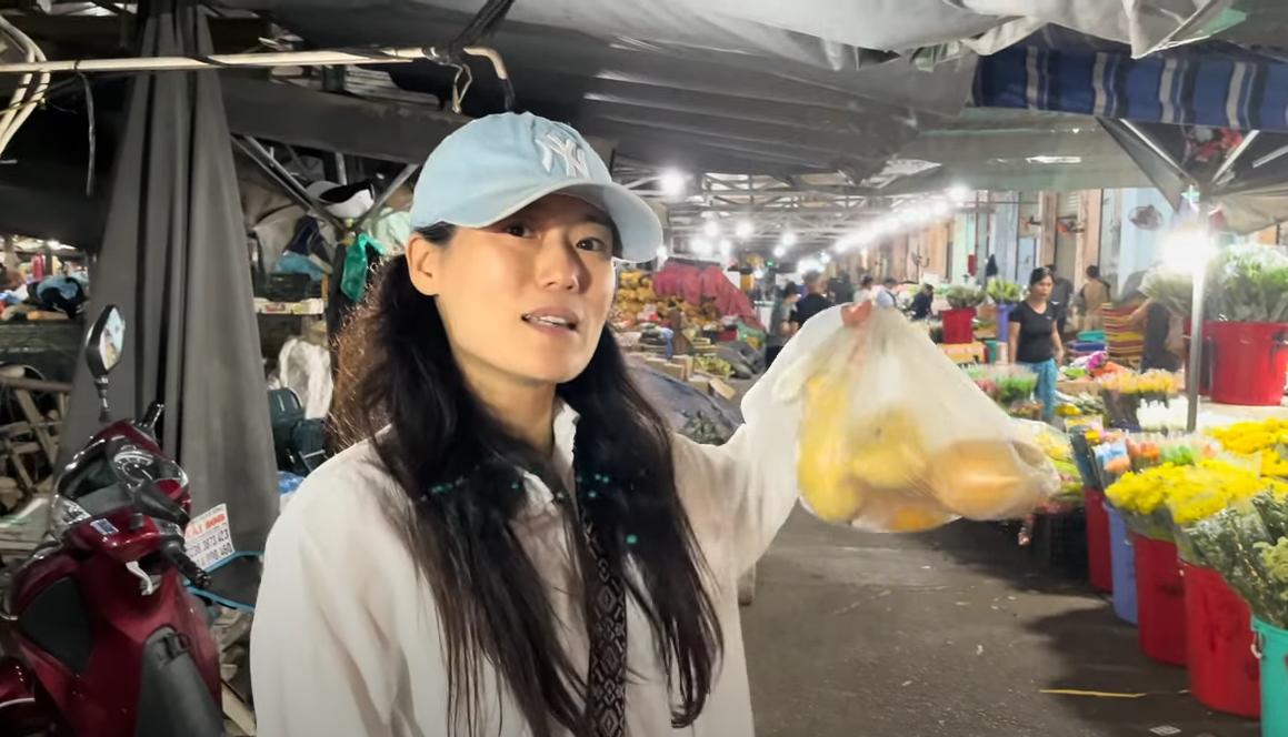 Vị khách vui vẻ ra về với túi xoài trên tay và nhận xét giá cả hợp lý.