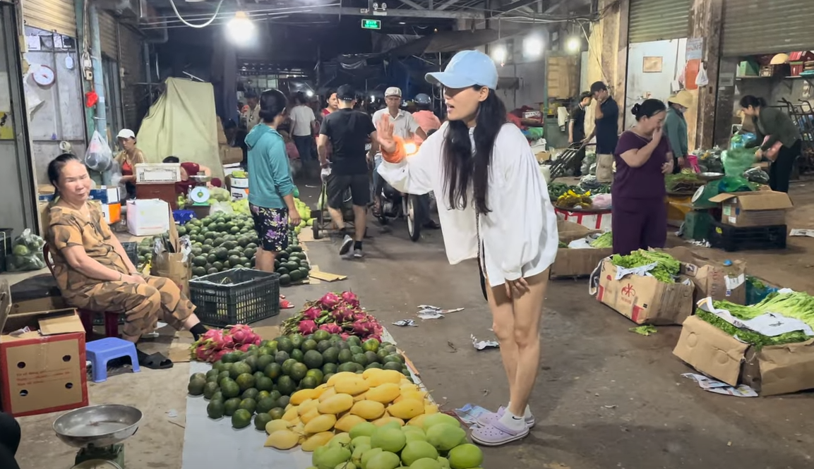 Nữ du khách Hàn Quốc đi chợ sớm để mua được xoài ngon với giá rẻ.