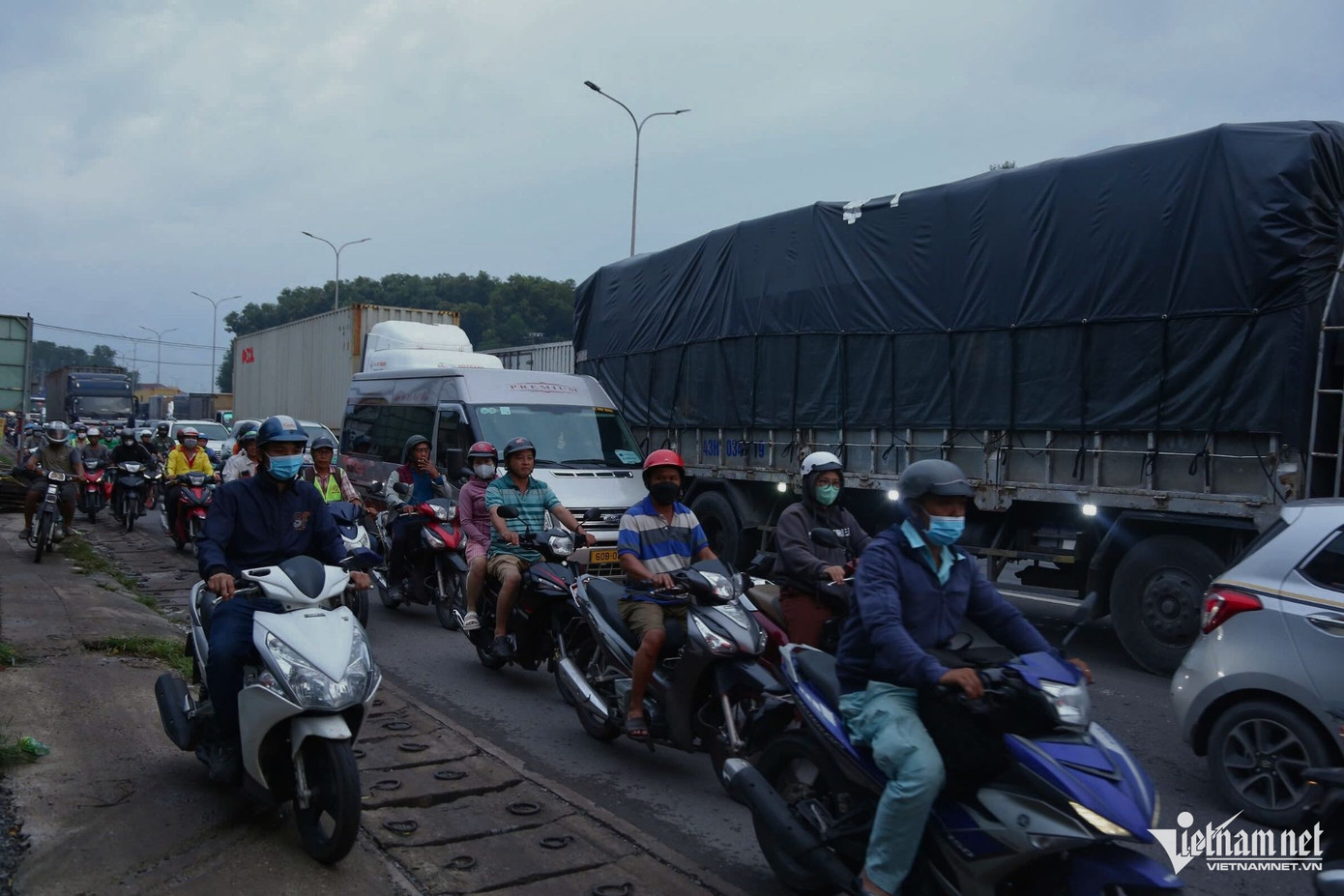 Nguyên nhân chính của tình trạng ùn tắc này là do lượng phương tiện đổ về quốc lộ 51 quá lớn. Khi cao tốc TPHCM - Long Thành bị đóng, các xe từ Bà Rịa - Vũng Tàu đi TPHCM đều phải dồn về tuyến đường này. Nguyên nhân chính của tình trạng ùn tắc này là do lượng phương tiện đổ về quốc lộ 51 quá lớn. Khi cao tốc TPHCM - Long Thành bị đóng, các xe từ Bà Rịa - Vũng Tàu đi TPHCM đều phải dồn về tuyến đường này.