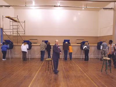 Các điểm bỏ phiếu được bảo vệ nghiêm ngặt, quan sát viên cũng không được vào hoặc chụp ảnh