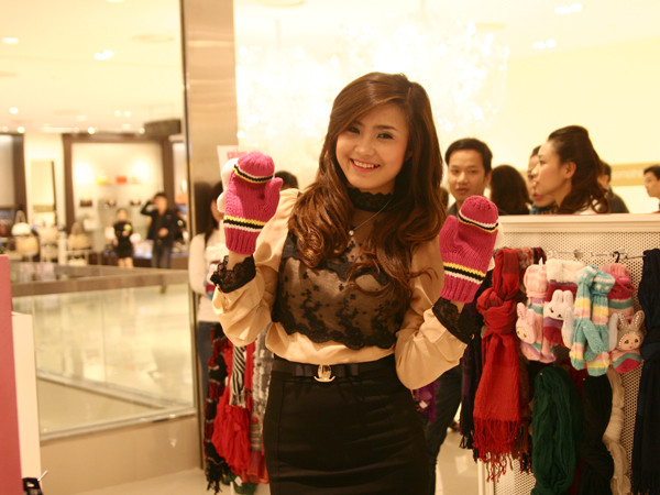 Khánh Chi Chọn cho mình một đôi tất tay cho mùa lạnh