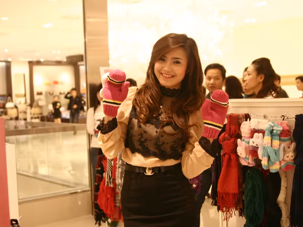 Khánh Chi Chọn cho mình một đôi tất tay cho mùa lạnh