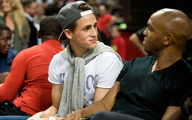 Januzaj và cựu cầu thủ M.U - Quinton Fortune