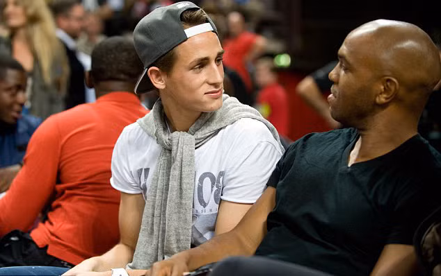 Januzaj và cựu cầu thủ M.U - Quinton Fortune. Januzaj và cựu cầu thủ M.U - Quinton Fortune