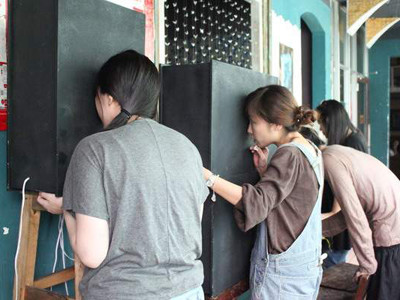 Khán giả xem nghệ sĩ trình diễn khỏa thân trong hộp. Ảnh: Nghệ sĩ cung cấp