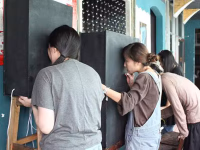 Khán giả xem nghệ sĩ trình diễn khỏa thân trong hộp. Ảnh: Nghệ sĩ cung cấp